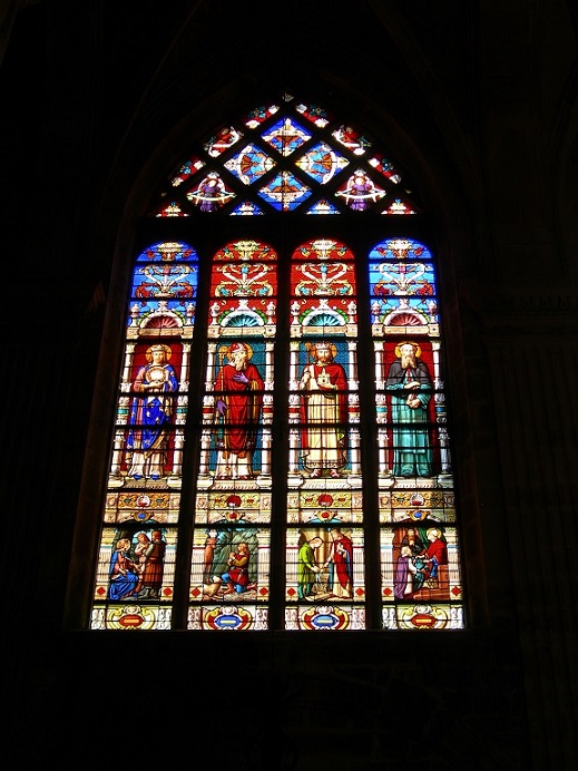 Glasfenster im Inneren von Saint-Etienne